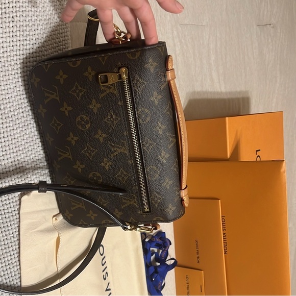 Louis Vuitton Brown and Gold Crossbody Bag
OPEN TO REASONABLE OFFERS 🥳🤩 - Picture 9 of 16